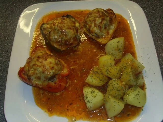 Paprikaschoten mit Hackfleisch und Käse überbacken - Rezept - Bild Nr. 7