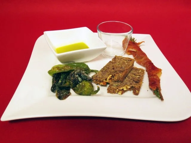 Rezept: Knusprige Serrano-Rosmarin-Spieße mit Meersalz-Pimentos und selbstgebackenem Brot Knusprige Serrano-Rosmarin-Spieße mit Meersalz-Pimentos und selbstgebackenem Brot - Rezept