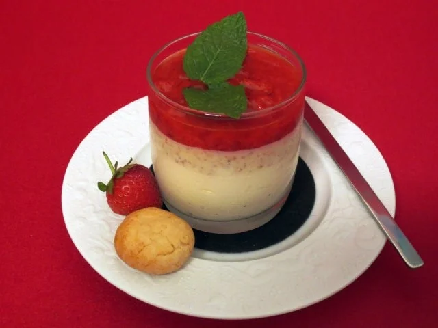Rezept: Weiße Schokoladenmousse mit Erdbeer-Püree und rotem Pfeffer Weiße Schokoladenmousse mit Erdbeer-Püree und rotem Pfeffer - Rezept