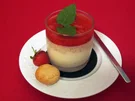 Rezept: Weiße Schokoladenmousse mit Erdbeer-Püree und rotem Pfeffer Weiße Schokoladenmousse mit Erdbeer-Püree und rotem Pfeffer - Rezept