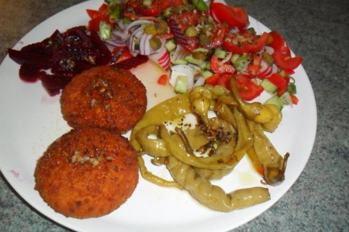 heisse pepperonis mit camembert und salat und heissem dressing - Rezept