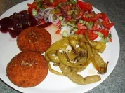 heisse pepperonis mit camembert und salat und heissem dressing - Rezept