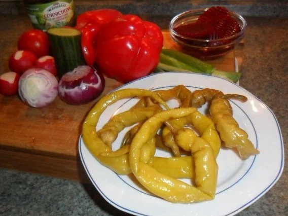 Rezept: heisse pepperonis mit camembert und salat und heissem dressing Bild Nr. 2 heisse pepperonis mit camembert und salat und heissem dressing - Rezept - Bild Nr. 2