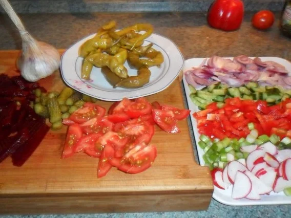 Rezept: heisse pepperonis mit camembert und salat und heissem dressing Bild Nr. 3 heisse pepperonis mit camembert und salat und heissem dressing - Rezept - Bild Nr. 3