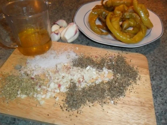 Rezept: heisse pepperonis mit camembert und salat und heissem dressing Bild Nr. 4 heisse pepperonis mit camembert und salat und heissem dressing - Rezept - Bild Nr. 4