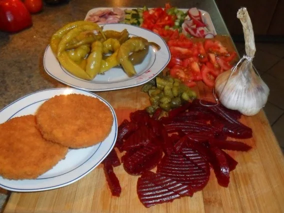 Rezept: heisse pepperonis mit camembert und salat und heissem dressing Bild Nr. 7 heisse pepperonis mit camembert und salat und heissem dressing - Rezept - Bild Nr. 7