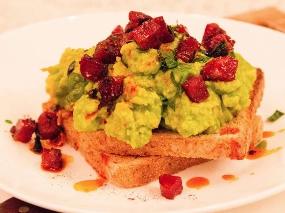 Rezept: Toast mit Avocado und Chorizo Toast mit Avocado und Chorizo - Rezept