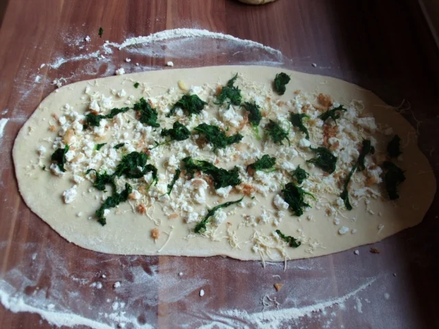 Rezept: Brotkranz (gefüllt mit Spinat und Schafskäse) Bild Nr. 2 Brotkranz (gefüllt mit Spinat und Schafskäse) - Rezept - Bild Nr. 2