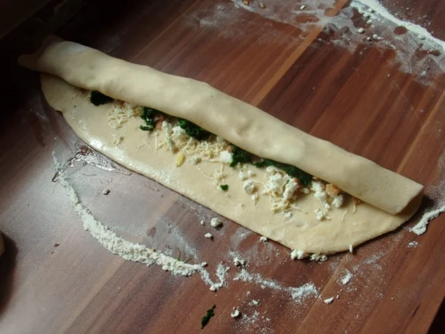 Rezept: Brotkranz (gefüllt mit Spinat und Schafskäse) Bild Nr. 3 Brotkranz (gefüllt mit Spinat und Schafskäse) - Rezept - Bild Nr. 3