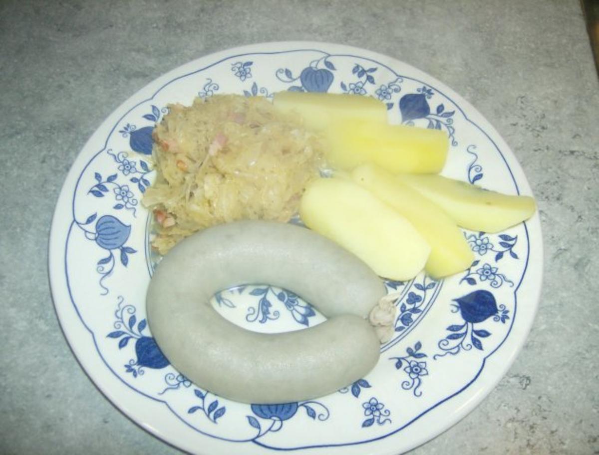 Zwiebel Speck Sauerkraut mit Leberwurst und Salzkartoffeln - Rezept