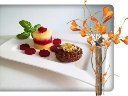 Buntes Kartoffeltürmchen mit Frikadellen und essbarem Dekor - Rezept