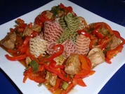 Filet-Gulasch mit bunten Nudeln - Rezept