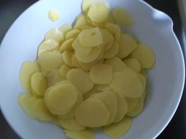 Rezept: Keftedes mit Kartoffelchips und Tsatsiki Bild Nr. 7 Keftedes mit Kartoffelchips und Tsatsiki - Rezept - Bild Nr. 7