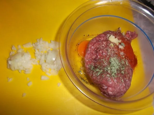 Rezept: Keftedes mit Kartoffelchips und Tsatsiki Bild Nr. 9 Keftedes mit Kartoffelchips und Tsatsiki - Rezept - Bild Nr. 9