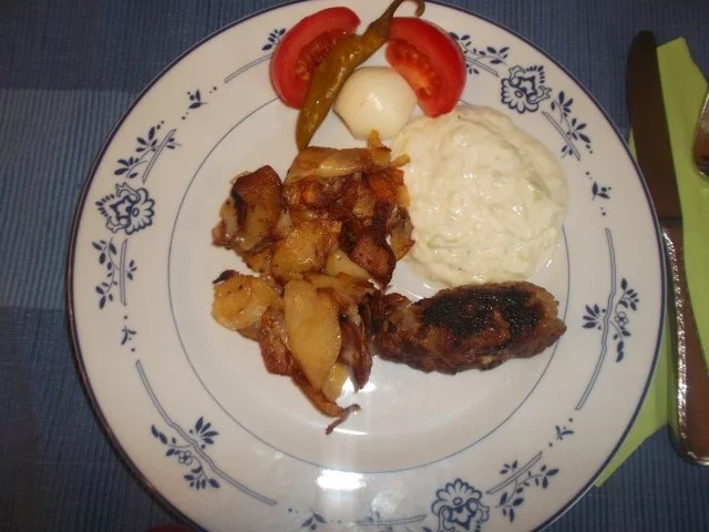 Rezept: Keftedes mit Kartoffelchips und Tsatsiki Keftedes mit Kartoffelchips und Tsatsiki - Rezept
