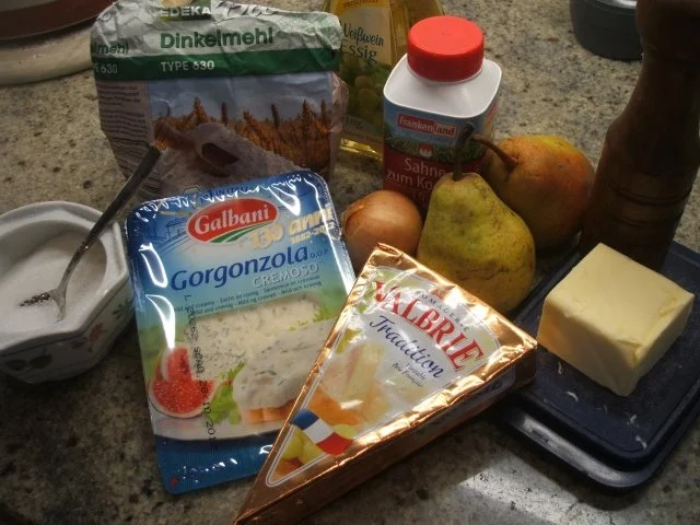 Rezept: Quiche: Birnen-Quiche mit zweierlei Käse und karamellisierten Zwiebeln Bild Nr. 2 Quiche: Birnen-Quiche mit zweierlei Käse und karamellisierten Zwiebeln - Rezept - Bild Nr. 2