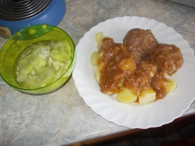 Zwiebelrahm-Sauce mit Mettfrikadellen gefüllt mit Schafskäse - Rezept