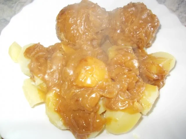 Zwiebelrahm-Sauce mit Mettfrikadellen gefüllt mit Schafskäse - Rezept - Bild Nr. 2