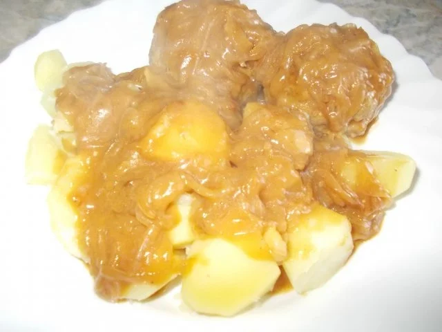 Zwiebelrahm-Sauce mit Mettfrikadellen gefüllt mit Schafskäse - Rezept - Bild Nr. 3