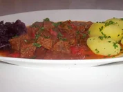 Rezept: Aromatisches Zwiebel-Paprika-Gulasch Aromatisches Zwiebel-Paprika-Gulasch - Rezept