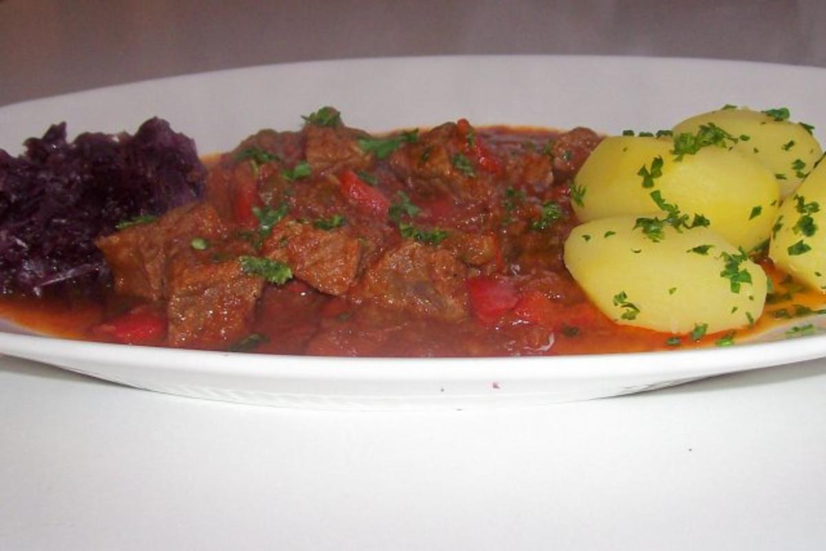 Bilder für Aromatisches Zwiebel-Paprika-Gulasch - Rezept