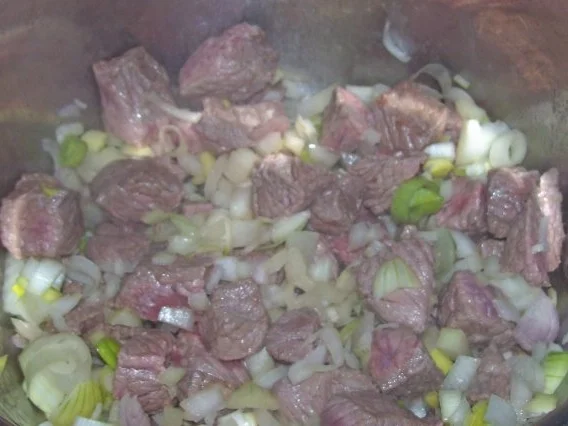 Rezept: Aromatisches Zwiebel-Paprika-Gulasch Bild Nr. 5 Aromatisches Zwiebel-Paprika-Gulasch - Rezept - Bild Nr. 5