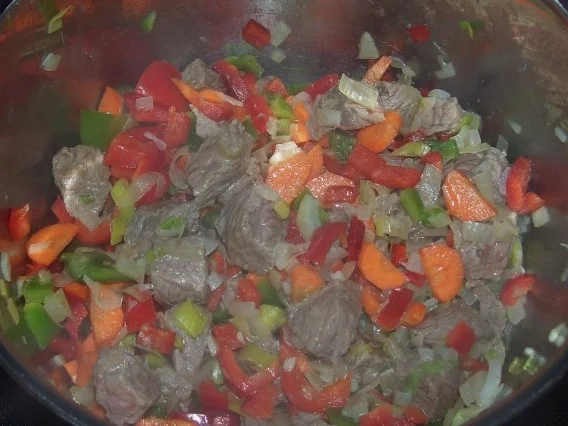 Rezept: Aromatisches Zwiebel-Paprika-Gulasch Bild Nr. 6 Aromatisches Zwiebel-Paprika-Gulasch - Rezept - Bild Nr. 6