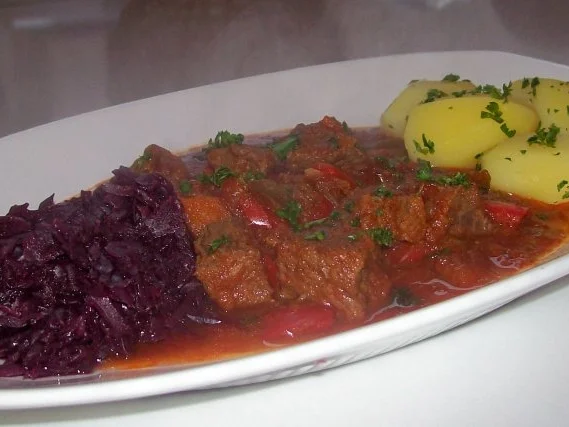 Rezept: Aromatisches Zwiebel-Paprika-Gulasch Bild Nr. 9 Aromatisches Zwiebel-Paprika-Gulasch - Rezept - Bild Nr. 9