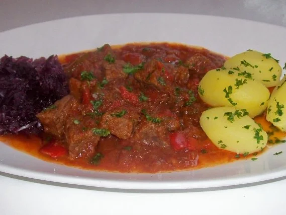 Rezept: Aromatisches Zwiebel-Paprika-Gulasch Bild Nr. 10 Aromatisches Zwiebel-Paprika-Gulasch - Rezept - Bild Nr. 10