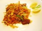 Schweinefleisch mit Nudeln und Gemüsen aus dem Wok - Rezept