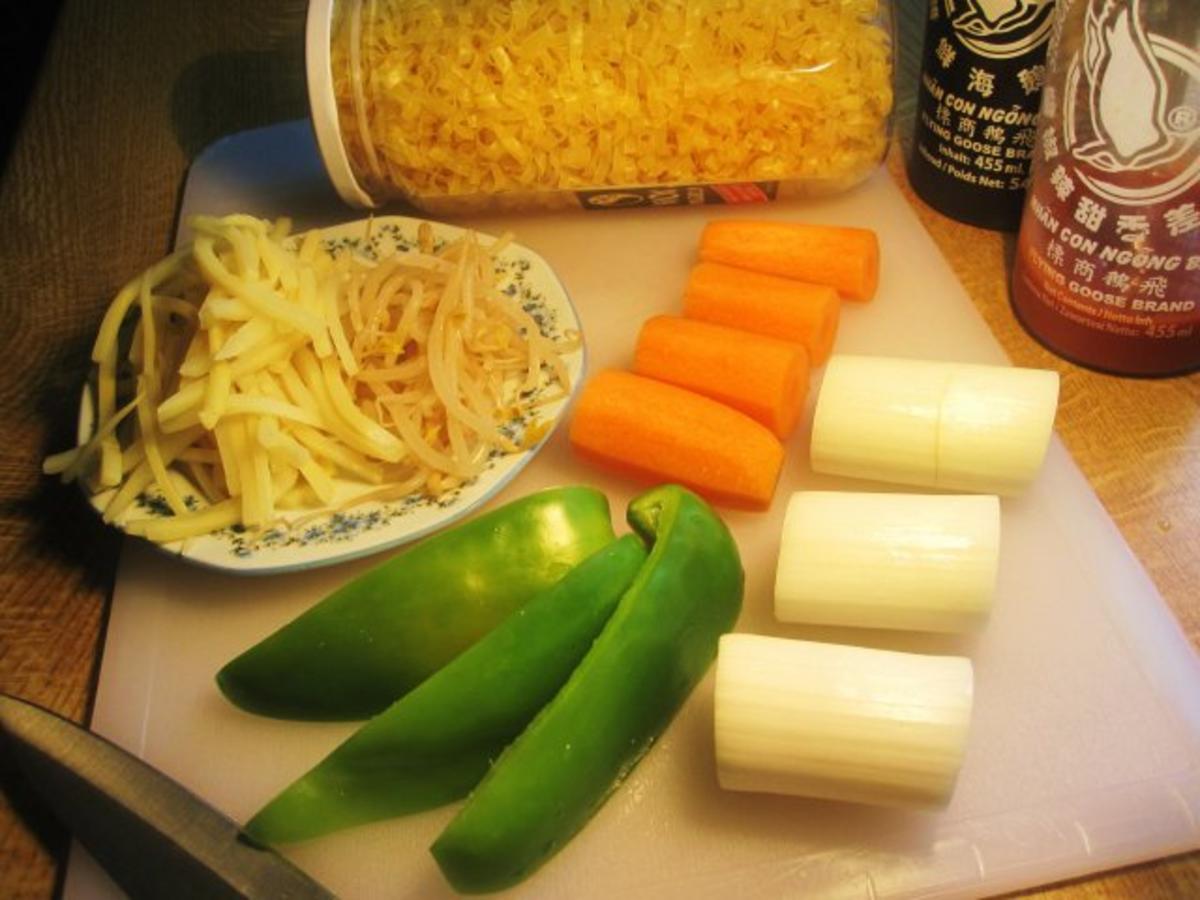 Schweinefleisch mit Nudeln und Gemüsen aus dem Wok - Rezept - Bild Nr. 2