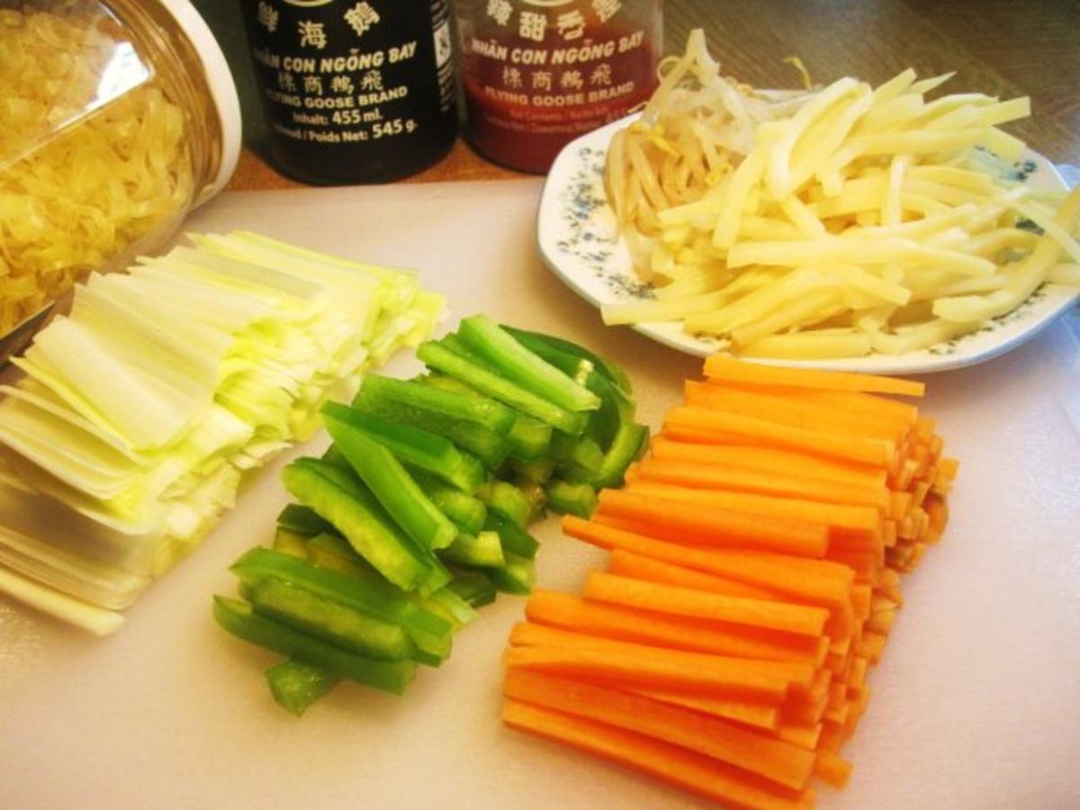 Schweinefleisch mit Nudeln und Gemüsen aus dem Wok - Rezept - Bild Nr. 3