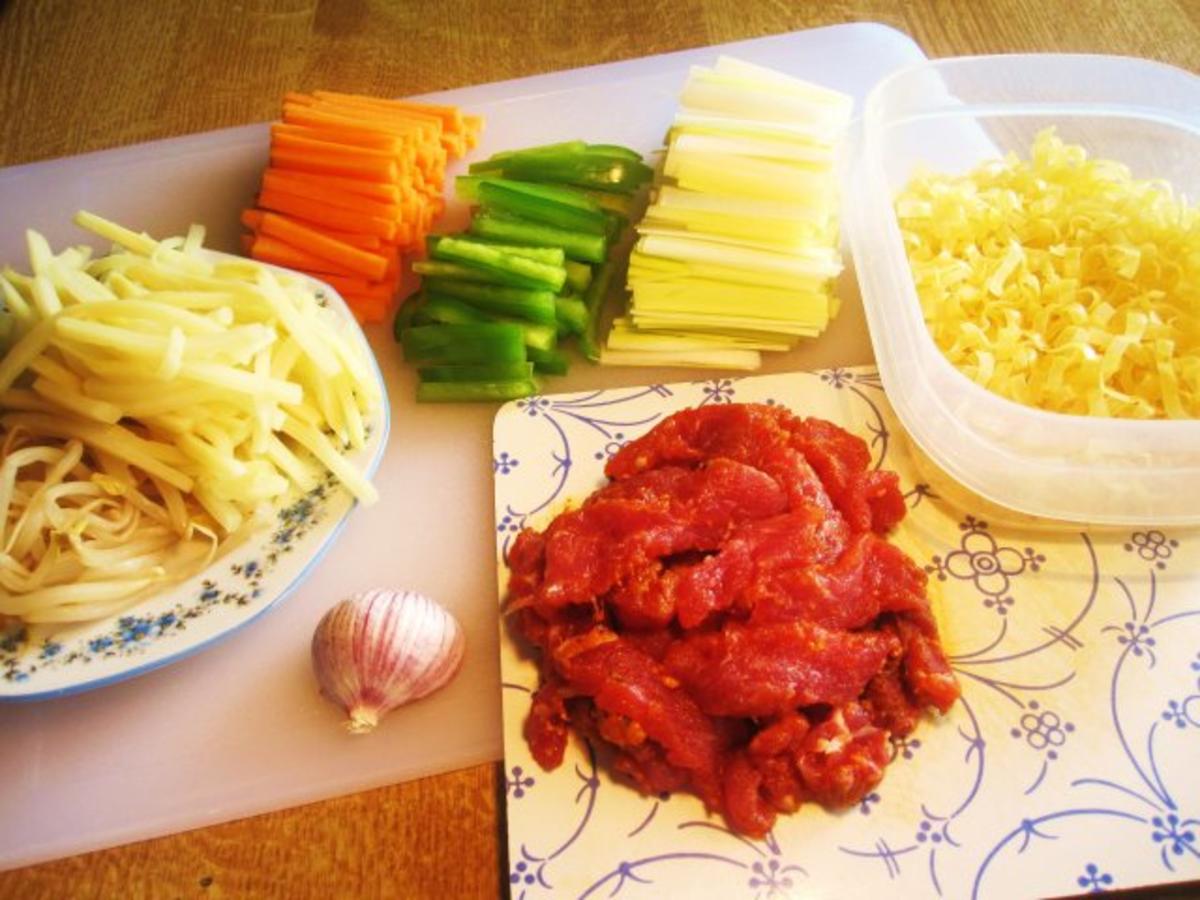 Schweinefleisch mit Nudeln und Gemüsen aus dem Wok - Rezept - Bild Nr. 4