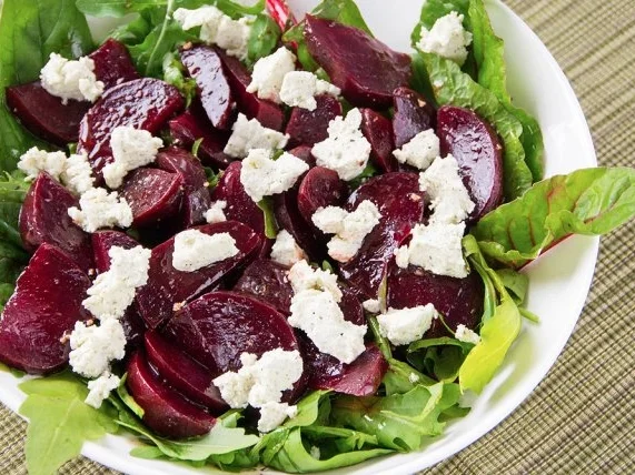 Rote Bete Salat mit Kräuter-Schafskäse - Rezept