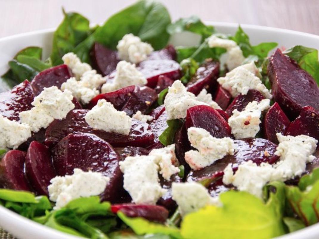 Rote Bete Salat mit Kräuter Schafskäse - einfach - 125 kcal/100g