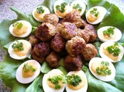 gefüllte Eier mit Hackbällchen - Rezept