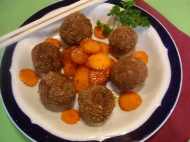 Asiatische Reis-Fleischbällchen mit Möhrenblüten à la Papa - Rezept