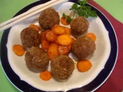 Asiatische Reis-Fleischbällchen mit Möhrenblüten à la Papa - Rezept