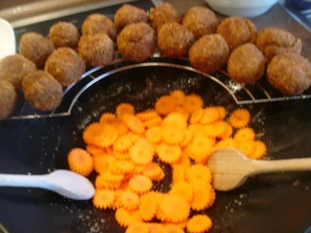 Asiatische Reis-Fleischbällchen mit Möhrenblüten à la Papa - Rezept - Bild Nr. 15