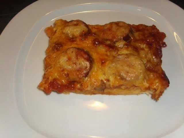 Pizza mit Cabanossi - Rezept