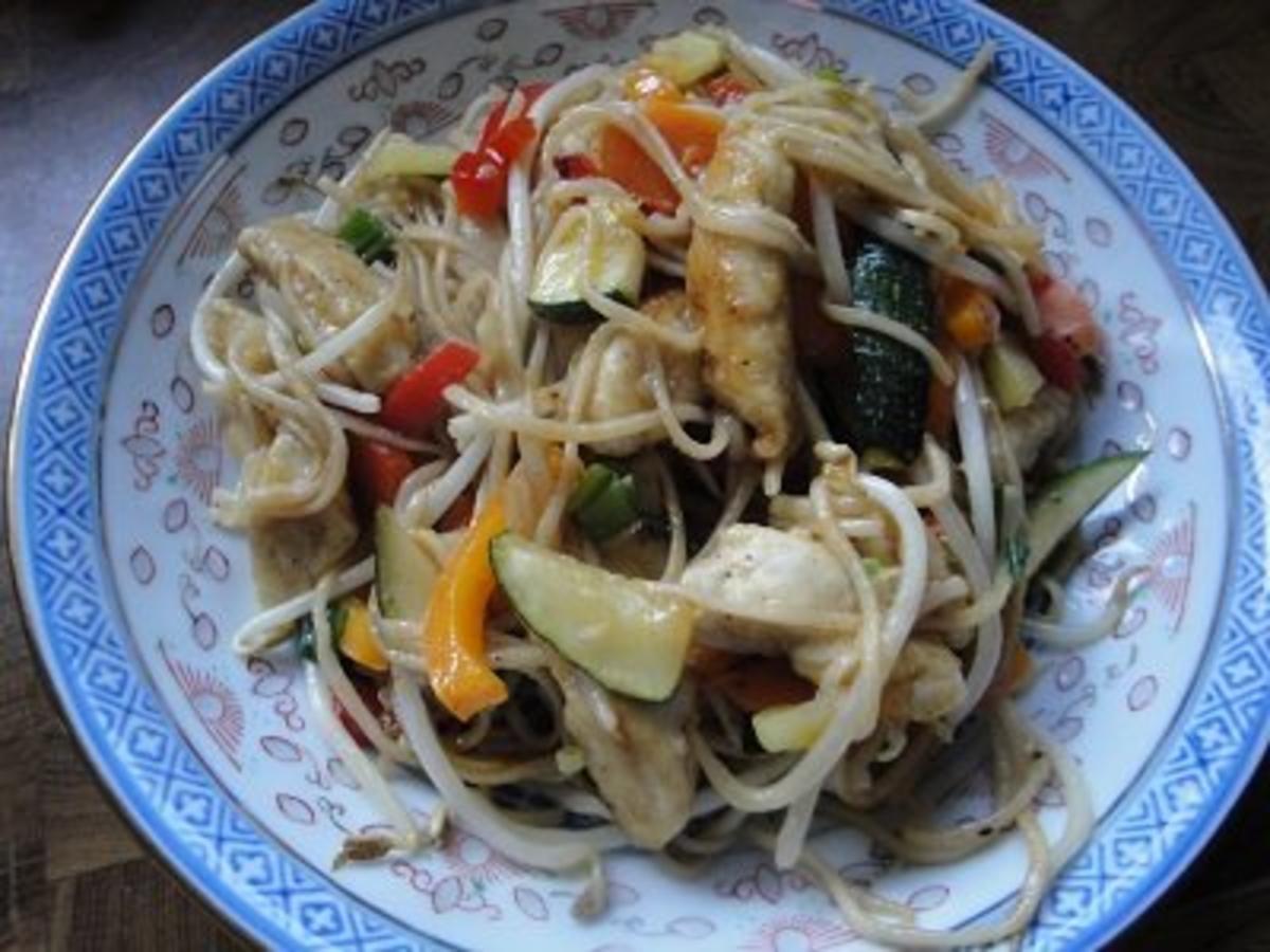 Chinesische Huhn-Nudel Pfanne - Rezept mit Bild - kochbar.de
