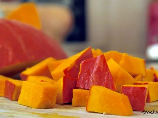 Tagliatelle in Kürbissugo mit buntem Sesamhuhn - Rezept - Bild Nr. 3