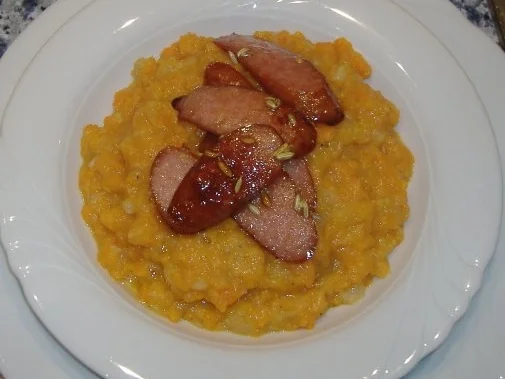 Rezept: Wurzelstampf mit glasierten Mettendchen Wurzelstampf mit glasierten Mettendchen - Rezept