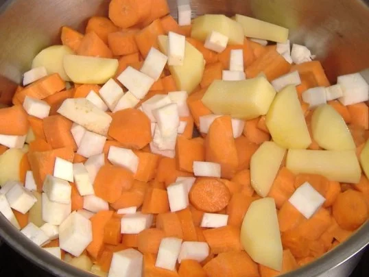 Rezept: Wurzelstampf mit glasierten Mettendchen Bild Nr. 2 Wurzelstampf mit glasierten Mettendchen - Rezept - Bild Nr. 2