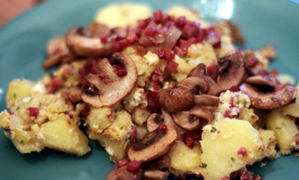 Bratkartoffeln mit frischen Champignons, Zwiebeln, Ei und Speck ...