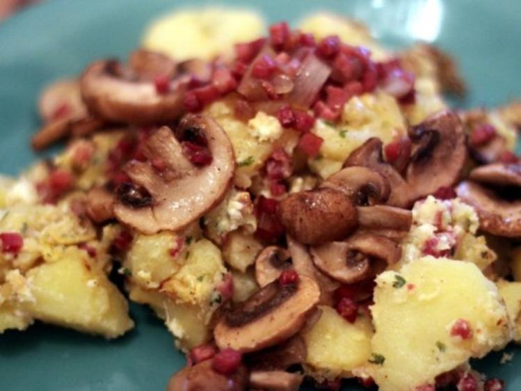 Bratkartoffeln mit frischen Champignons, Zwiebeln, Ei und Speck ...