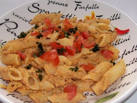 Penne mit mediterranem Forellen-Frischkäse-Pesto - Rezept