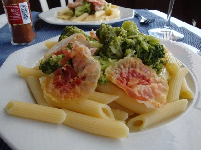 Brokkolinudeln, scharf, mit italienischem Speck - Rezept