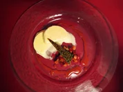 Vanilleparfait mit Sesamkaramell und Erdbeeren - Rezept