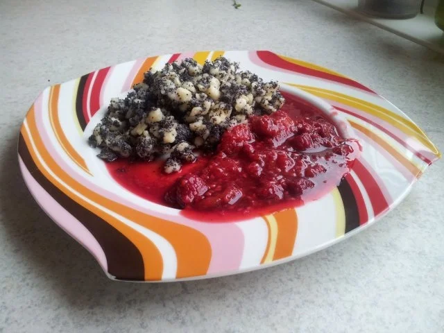 Rezept: Mohnspätzle mit Zwetschgen-Himbeerröster Mohnspätzle mit Zwetschgen-Himbeerröster - Rezept